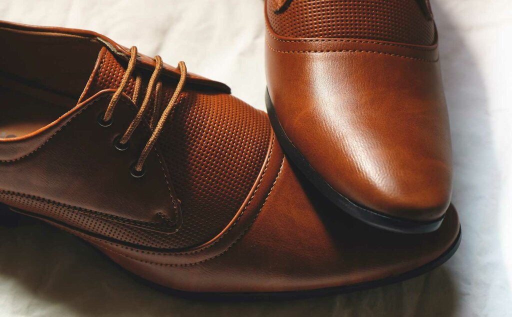 How to wear brown shoes with black pants - faverie